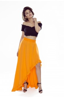 Skirt with ruffles and an elongated back